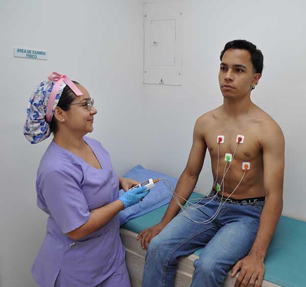 Dr. Willmer Obregón realizando estudio de Holter 24 horas a paciente en Medellín, Colombia